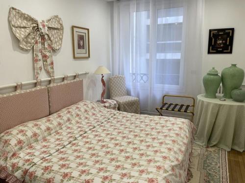 une chambre avec un lit, une chaise et une fenêtre dans l'établissement Cosy, chic, touristique, à Paris