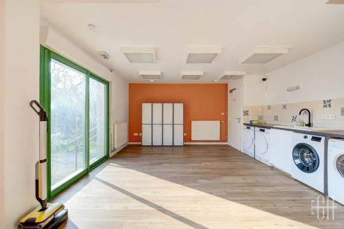 une buanderie vide avec lave-linge et sèche-linge dans l'établissement Mercure - Proche A10 -2 V -Parking- Rez-de-chaussée, à Saint-Pierre-des-Corps