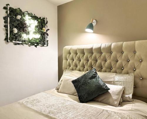 Schlafzimmer mit einem Bett mit einem großen Kopfteil in der Unterkunft Fabulous Fiery Flat W Body Shower - Tylorstown in Llwyn-y-pia