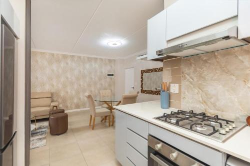 Kuchyň nebo kuchyňský kout v ubytování Home away and relaxation