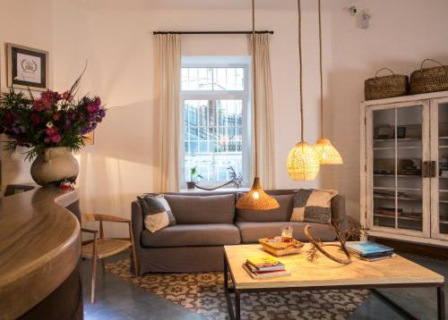 a living room with a couch and a table at Casa Galos Hotel & Lofts in Valparaíso