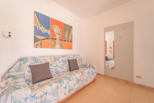 a living room with a couch in a room at Appartamenti Gli Orizzonti - Goelba in Marina di Campo