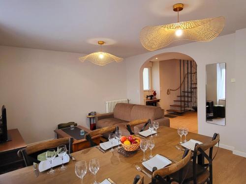 un salon avec une table et un canapé dans l'établissement Le Cosy Home, à Pontorson