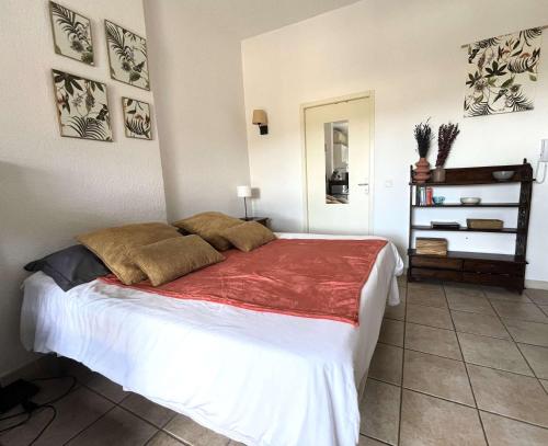 une chambre avec un grand lit dans une pièce dans l'établissement SAINT FLORENT - STUDIO 2 couchages Avec Piscine, à Saint-Florent