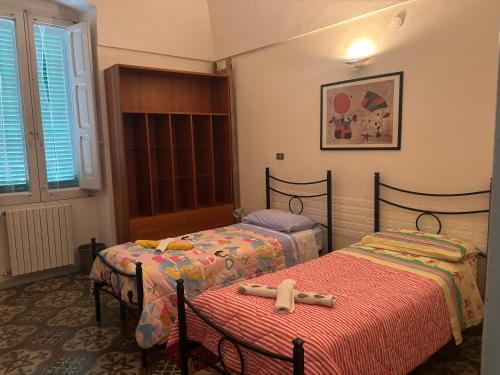Pokój z dwoma łóżkami z krzyżykami na nich w obiekcie Appartamento Marty w mieście Monopoli