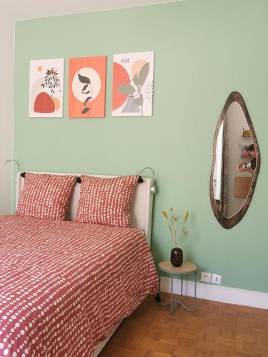 une chambre avec un lit et un miroir au mur dans l'établissement Lovely and bright studio in Montmartre, à Paris