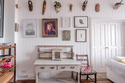 Postel nebo postele na pokoji v ubytování Art Cottage, Aldeburgh