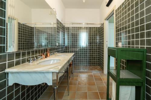 a bathroom with a sink and a mirror at CA' MARTELLI campo di stelle in San Giovanni Teatino