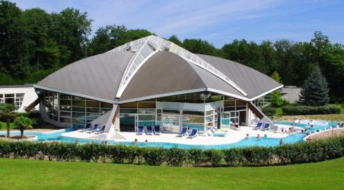 un grand bâtiment avec une grande piscine dans l'établissement Thermes coconing Amnéville-Metz-Thionville- Luxembourg, à Amnéville