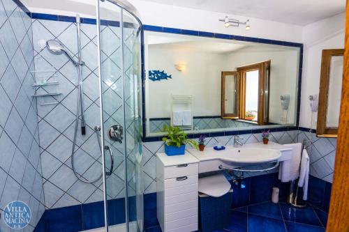 A bathroom at Villa Antica Macina