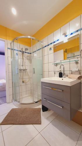 une salle de bain avec une douche, un lavabo et une baignoire dans l'établissement Charmant T2 Centre-ville Parking Clim Wifi - ROSSIconciergerie - Linge inclus, à La Grande Motte