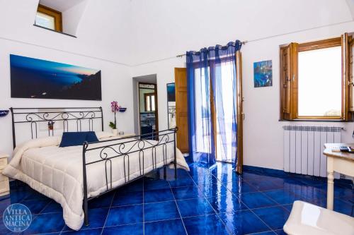 A bed or beds in a room at Villa Antica Macina