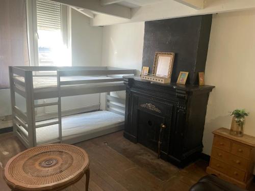 une pièce vide avec un piano et une table dans l'établissement F1 bis Centre Cambrai, à Cambrai