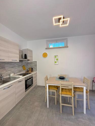 a kitchen with a table and chairs in a room at Il Vicolo, 200m dal centro storico, 25 min da Roma in Monterotondo