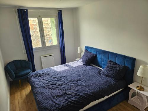 une chambre avec un lit bleu et une chaise bleue dans l'établissement appartement cosy calme, à Marseille