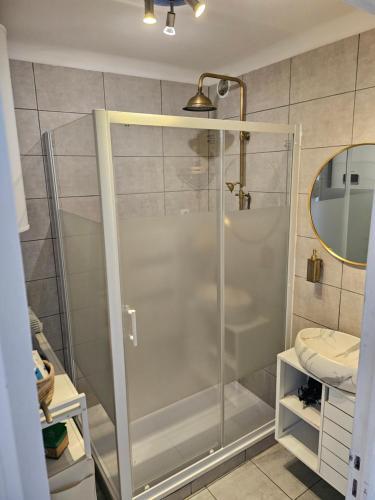 une salle de bain avec une douche, des toilettes et un lavabo dans l'établissement appartement cosy calme, à Marseille