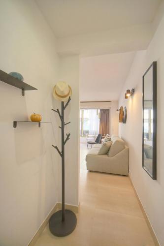 un petit arbre au milieu d'un salon dans l'établissement Palace - Ultra center - 2 min sea - VCA, à Cannes