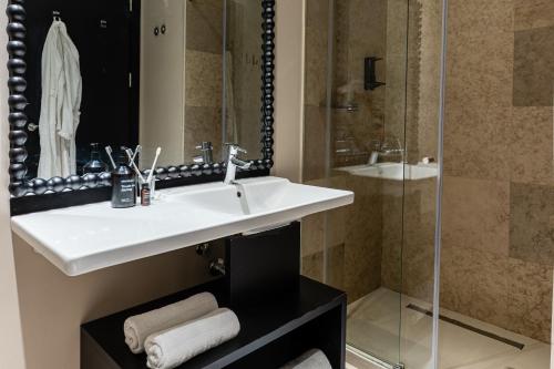 リスボンにあるCasa Teva Lisboa Boutique Hotel by chic&basicのバスルーム(シンク、シャワー付)