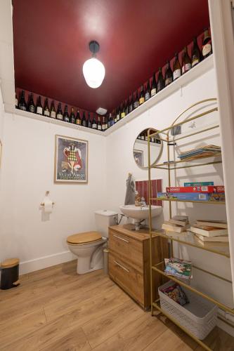 une salle de bain avec toilettes et lavabo dans l'établissement Le Grand Cru - Centre Ville, à Saumur