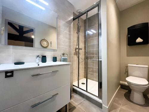 ein Badezimmer mit Dusche und Toilette in der Unterkunft ORIANE maison de charme proche Plage in Sainte-Marie-de-Ré