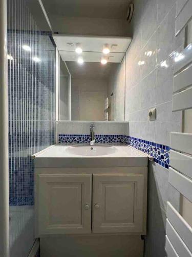 une salle de bain avec un lavabo et un miroir dans l'établissement Appartement 4 Pièces, Vue Mer, Piscine et Parking privé, à La Grande Motte