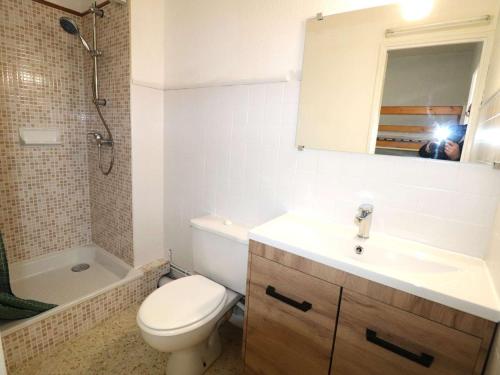 une salle de bain avec toilettes, lavabo et miroir dans l'établissement Studio cabine avec balcon et parking à La Grande-Motte - FR-1-307-275, à La Grande Motte