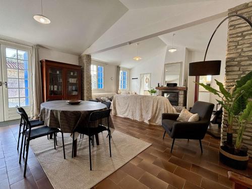 un salon avec une table et des chaises dans une pièce dans l'établissement Maison rénovée à Saint-Georges-d'Oléron, 6 pers, proche pistes cyclables - FR-1-246A-344, à Saint-Georges-dʼOléron