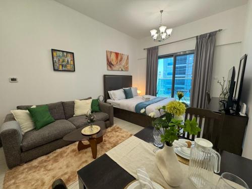 Chic Studio with Balcony a mins drive to Downtown