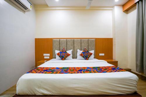 Postel nebo postele na pokoji v ubytování FabHotel 7 Square - Nr BKC