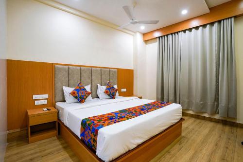 Postel nebo postele na pokoji v ubytování FabHotel 7 Square - Nr BKC