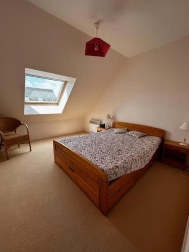 une chambre avec un lit et une fenêtre dans l'établissement Les Astéries 24 - Duplex, à Quend-Plage