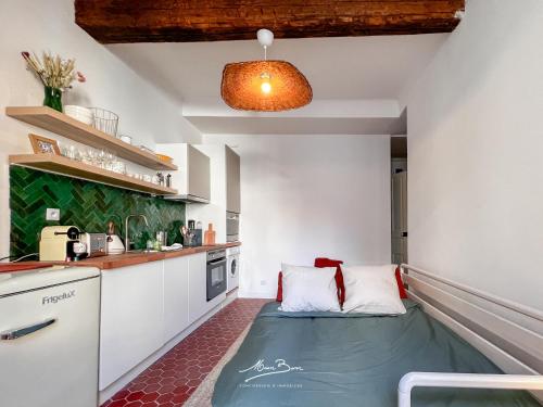 une chambre avec un canapé au milieu d'une cuisine dans l'établissement La Calade du Mourillon - Rue Lamalgue - 200 metres des plages - 4 couchages - Wifi, à Toulon