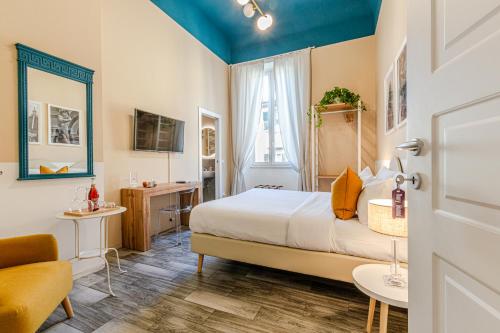 una habitación de hotel con una cama y una silla en FLUX your stay, en Florencia