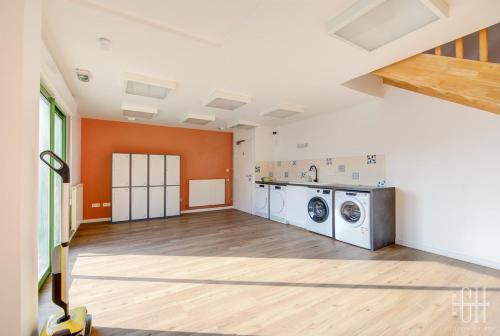 - une buanderie avec un lave-linge et un sèche-linge dans l'établissement Saturne - Proche A10 - 2V - Parking, à Saint-Pierre-des-Corps