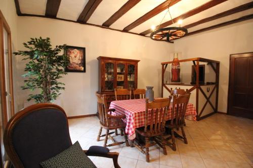 une salle à manger avec une table et quelques chaises dans l'établissement La Maison d'Aud, à Beblenheim