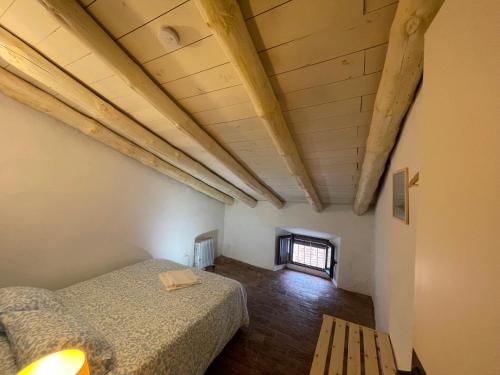 zwei Betten in einem Zimmer mit Holzdecken in der Unterkunft La Plaza in Zufre