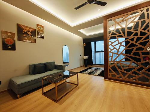 Et opholdsområde på Black themed Suite with Panoramic Glass wall