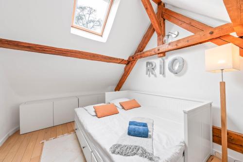 une chambre avec un lit blanc dans un grenier dans l'établissement M62 Jolie villa Veyrier-du-lac avec Jacuzzi et vue sur lac, à Veyrier-du-Lac