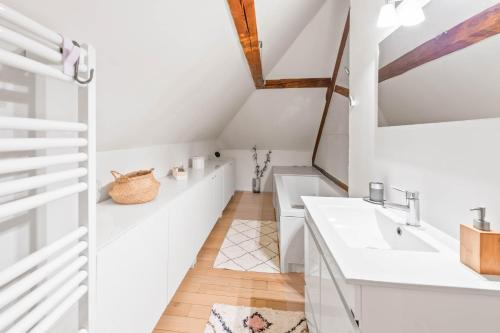 La salle de bains est pourvue de comptoirs et de placards blancs. dans l'établissement M62 Jolie villa Veyrier-du-lac avec Jacuzzi et vue sur lac, à Veyrier-du-Lac