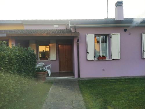 a pink house with a brown door and windows at Civico 21-FreeParking in Vescovato