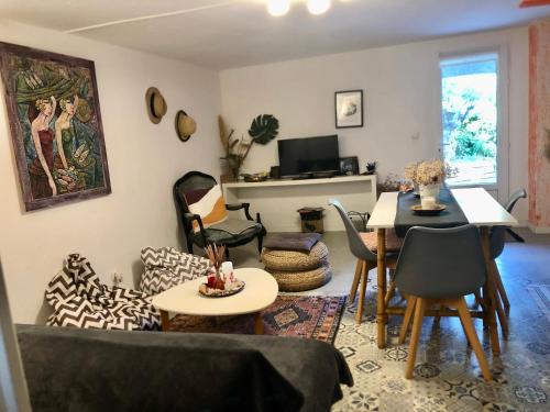 un salon avec un canapé et une table dans l'établissement Appartement Yucca entre Mer Montagne, à Pérols