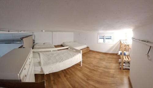 Großes Zimmer mit 2 Betten und Holzboden in der Unterkunft SA 15min downtown Barcelona, 5min Metro, Beach nearby in Sant Adria de Besos