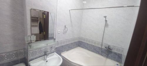 Ένα μπάνιο στο Tashkent Luxe Stay