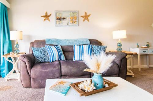 Posezení v ubytování The Loft at Ocean Creek Resort w Oceanfront Pool