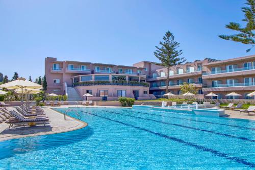 Bazén v ubytování Ammos Luxury Resort nebo v jeho okolí