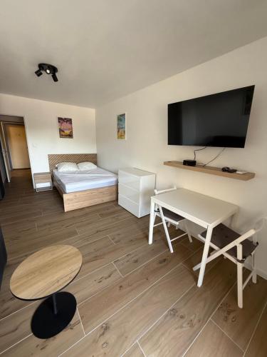 Super studio climatisé sur le port de Hyeres