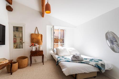 une chambre avec un lit et une fenêtre dans l'établissement PERCHOIR AP4443 By Riviera Holiday Homes, à Villefranche-sur-Mer