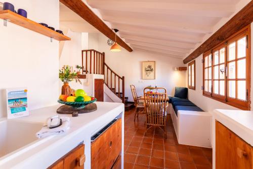 - une cuisine et un salon dans une petite maison dans l'établissement PERCHOIR AP4443 By Riviera Holiday Homes, à Villefranche-sur-Mer