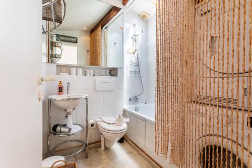 une salle de bain avec toilettes, lavabo et baignoire dans l'établissement PERCHOIR AP4443 By Riviera Holiday Homes, à Villefranche-sur-Mer