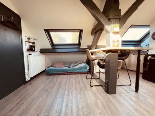 Cette chambre comprend un bureau, une table et une fenêtre. dans l'établissement Rouen d'en Haut - 373, à Rouen